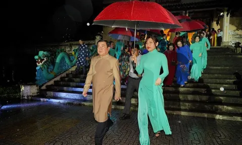 Lãnh đạo TP.HCM “đội mưa” ủng hộ lễ hội Áo dài lần thứ 7